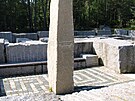 Ve stedu labyrintu Epprechtstein stoj pt metr vysok obelisk.