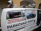 Parkovn v plzeskch ulicch kontroluje automobil vybaven kamerovm...