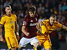 Spar�anský fotbalista Veljko Birman�evi� v oble�ení protivník� z Dukly Praha.