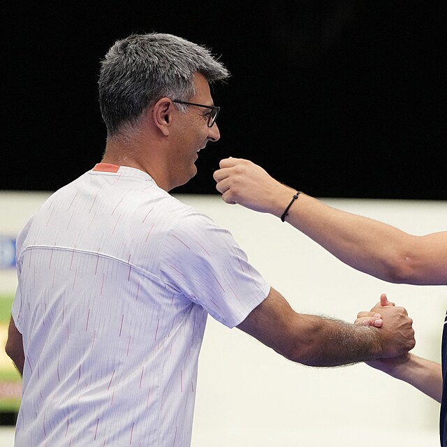 Tureck sportovn stelec Yusuf Dikec piel na stelbu  s dioptrickmi brlemi, bez ochrany u a zskal stbrnou olympijskou medaili.
