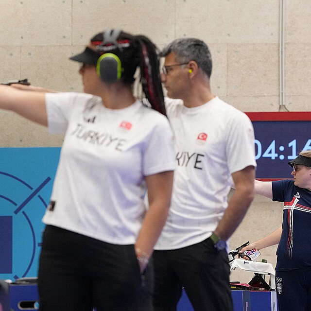 Tureck sportovn stelec Yusuf Dikec piel na stelbu  s dioptrickmi brlemi, bez ochrany u a zskal stbrnou olympijskou medaili.