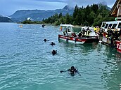 Akce v rakouském jezee Wolfgangsee, kde týmy záchraná hledaly otce, který...
