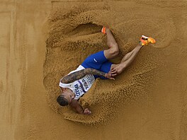 Radek Ju�ka v kvalifikaci skoku do dálky.