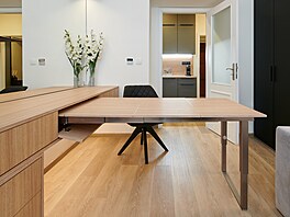 Zadáním byl i velký jídelní st�l pro posezení s p�áteli.