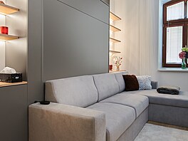 Za pohovkou se skrývá sklopná nást�nná postel, její sklopení je velmi...