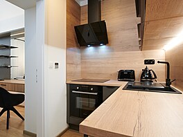 Samostatná kuchy� je ve tvaru L.