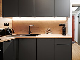 Designé�i Woodface navrhli kuchy� z lamina, zkombinovali dekor d�eva s barvou...