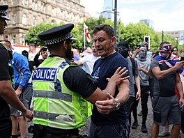 Ve mst Leeds demonstraci hlídala policie na koních. (3. srpna 2024)
