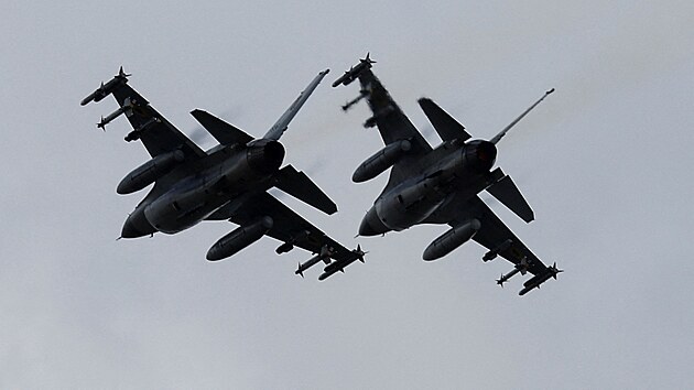 Ukrajina obdr�ela prvn� z�padn� st�hac� letouny F-16, uvedl prezident Volodymyr Zelenskyj. (4. srpna 2024)