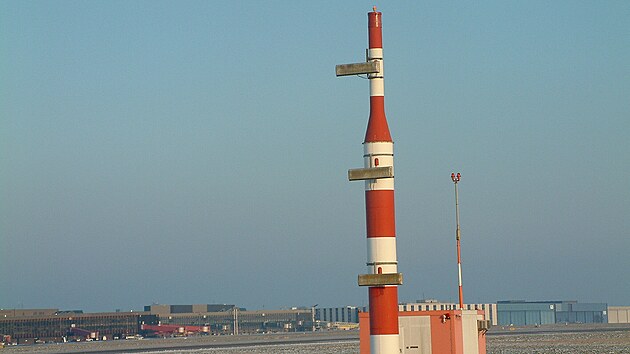 Takzvan Glide slope station navdcho systmu ILS ranveje 09R a za n na stee antna DME na letiti v Hannoveru