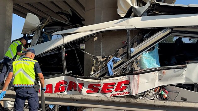 Autobus v Ankae narazil do betonovho mostu