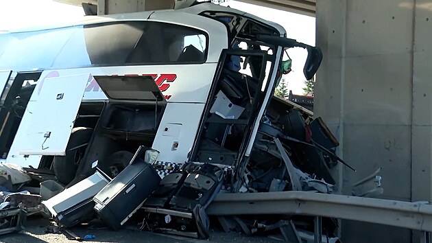 Autobus v Ankae narazil do betonovho mostu