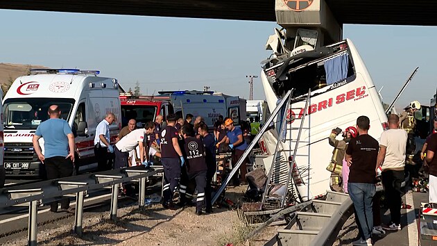Autobus v Ankae narazil do betonovho mostu