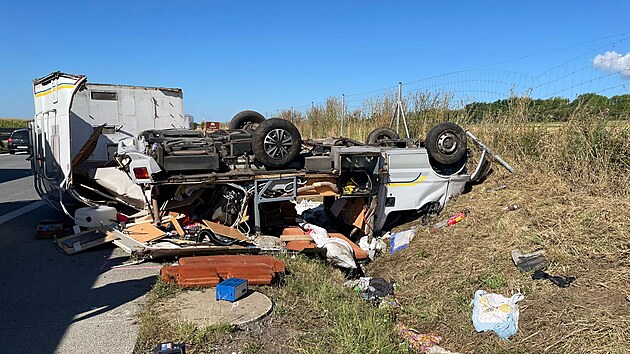 Na dlnici D1 na 213. kilometru ve smru na Brno se dnes po osm rno pevrtil karavan na stechu po srce s nkladnm vozem.