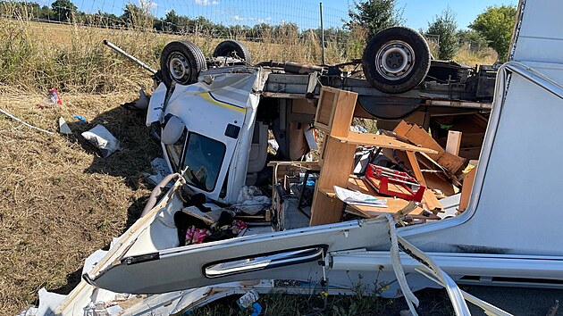 Na dlnici D1 na 213. kilometru ve smru na Brno se dnes po osm rno pevrtil karavan na stechu po srce s nkladnm vozem.