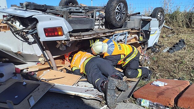 Na dlnici D1 na 213. kilometru ve smru na Brno se dnes po osm rno pevrtil karavan na stechu po srce s nkladnm vozem.