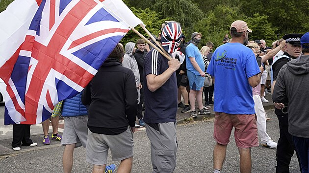 Na severu Anglie ve mst Rotherham demonstranti zatoili na hotel s migranty. (4. srpna 2024)
