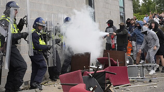 Na severu Anglie ve mst Rotherham demonstranti zatoili na hotel s migranty. (4. srpna 2024)