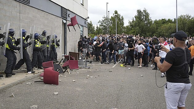 Na severu Anglie ve mst Rotherham demonstranti zatoili na hotel s migranty. (4. srpna 2024)