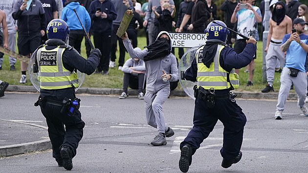 Na severu Anglie ve mst Rotherham demonstranti zatoili na hotel s migranty. (4. srpna 2024)