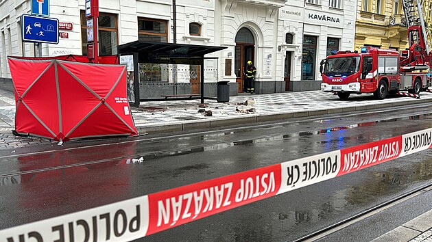 V prask Lazarsk ulici spadl ze stechy domu kus msy pmo na tramvajovou zastvku. Pedmt zashl mue, kter zrannm podlehl. (8. srpna 2024)