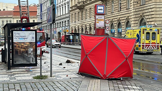 V prask Lazarsk ulici spadl ze stechy domu kus msy pmo na tramvajovou...