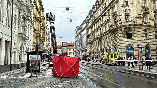 V prask Lazarsk ulici spadl ze stechy domu kus msy pmo na tramvajovou zastvku. Pedmt zashl mue, kter zrannm podlehl. (8. srpna 2024)