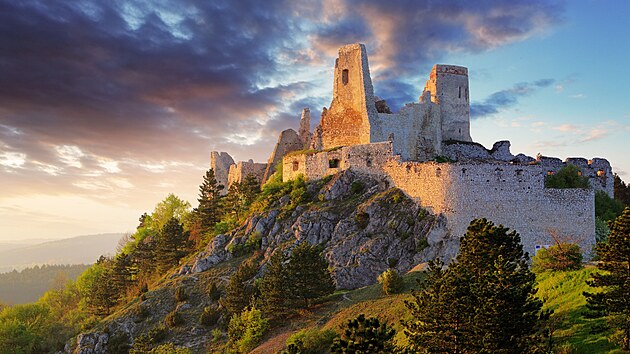 �achtick� hrad slou�il n�jak� �as tak� jako v�zen�, ale koncem 20. stolet�...