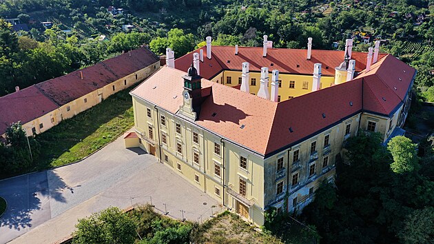 Z�mek Hlohovec. Posledn� majitel� �ili na z�mku 225 let, vyhnala je a� sov�tsk� arm�da v roce 1945 a z�mek se stal nemocnic� pro sov�tsk� voj�ky.