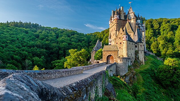 Malebn stedovk hrad Eltz vlastn stejn rodina dle ne 850 let, dnes u 34. generace.