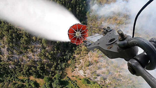 esk Black Hawk v Severn Makedonii pomhal chrnit ped pory obydlen oblasti v zemi.