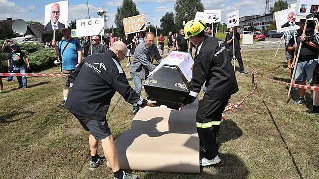 Poh�eb huti Liberty Ostrava. Akci uspo��daly odbory 6. srpna 2024. V �ele pr�vodu se objevila rakev.