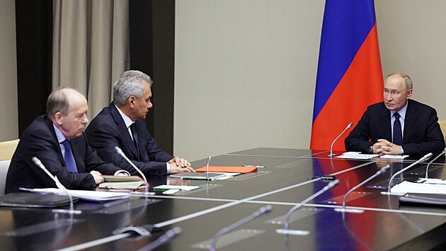 editel Federln bezpenostn sluby (FSB) Alexandr Bortnikov, tajemnk Rady bezpenosti Sergej ojgu, rusk prezident Vladimir Putin a ministr obrany Andrej Belousov se astn jednn o ukrajinskm vpdu do rusk Kursk oblasti. (7. srpna 2024)