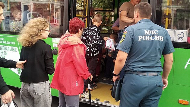 Evakuace obyvatel na neupesnnm mst v rusk Kursk oblasti (7. srpna 2024)