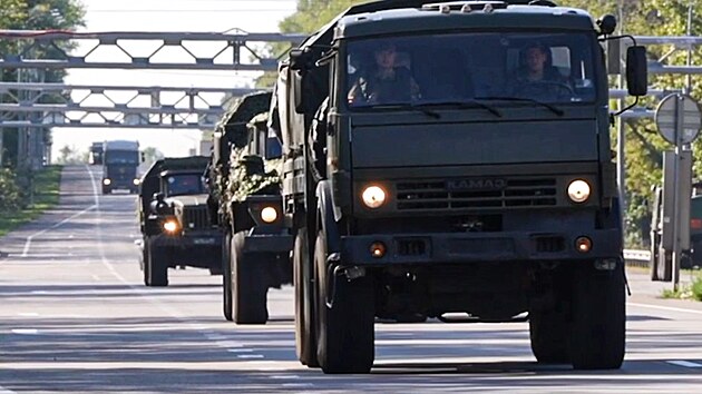 Konvoj vojensk�ch vozidel rusk�ch ozbrojen�ch sil se pohybuje sm�rem k m�stu Sud�a. (9. srpna 2024)