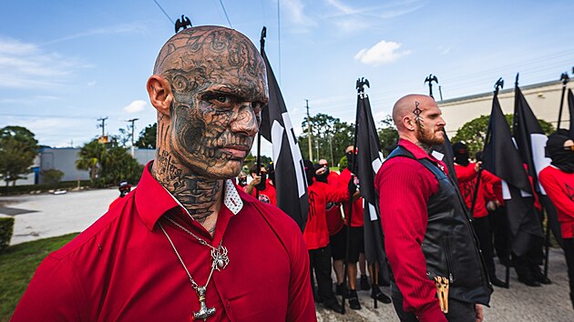 �lenov� neonacistick�ch skupin �Blood Tribe� a �GDL� b�hem demonstrace na Florid�. (2. z��� 2023)