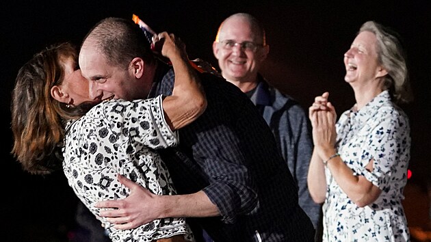 Americk� novin�� Evan Gershkovich, kter� byl propu�t�n z rusk�ho v�zen�, se v�t� se svou rodinou po p��letu na z�kladnu v Marylandu. (1. srpna 2024)