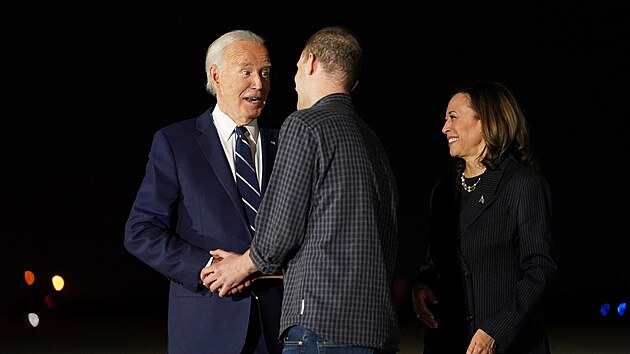 Prezident Joe Biden a víceprezidentka Kamala Harrisová uvítali v USA novináře Evana Gershkoviche, Alsu Kurmaševovou a bývalého vojáka Paula Whelana, které propustilo Rusko v rámci výměny vězňů. (2. srpna 2024)