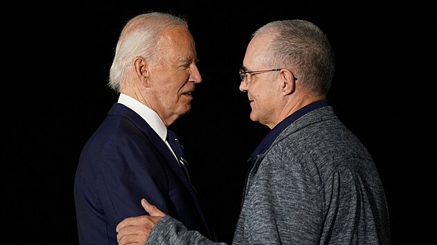 Prezident Joe Biden a víceprezidentka Kamala Harrisová uvítali v USA také bývalého vojáka Paula Whelana. (2. srpna 2024)