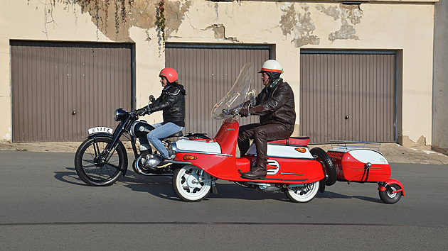 Pro motocykly a sktry se vyrbly mal nvsn vozky PAv-40. Dnes meme vidt i vozky PAv z kusov novovroby, kdy korba a blatnek jsou msto z plechu zhotoveny z lamintu.