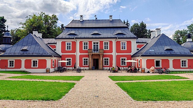 Cnova stezka se nachz nedaleko zmeku Karltejn, kter je velkm turistickm lkadlem.