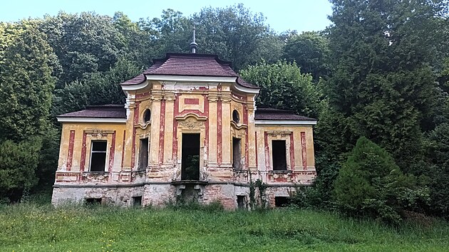 Barokn� gloriet v zahrad� z�mku Mile�ov na Litom��icku (�ervenec 2024)