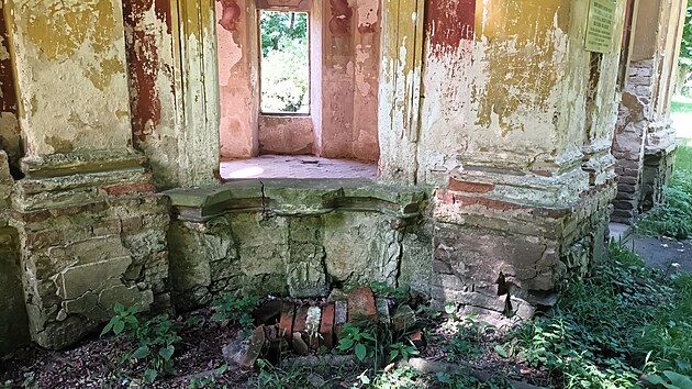 Barokn� gloriet v zahrad� z�mku Mile�ov na Litom��icku (�ervenec 2024)