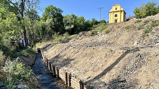 Svah v ielicch u je stabilizovan. Dolo k vybudovn odvodovacch eber. Pomhaj tak studn. Hrozilo, e pohybujc se pda zataras potok Hutn v dol a rozlil by se do okol. Povod Ohe proto behy potoka zpevnilo a nedvno tam byla dokonena stavba devnho hrazen, kter zeminu dr. (ervenec 2024)