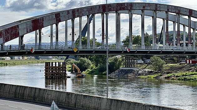 Benev most v st nad Labem ek rozshl rekonstrukce. Vedle nj u proto vznik provizorn lvka pro chodce a cyklisty. (srpen 2024)