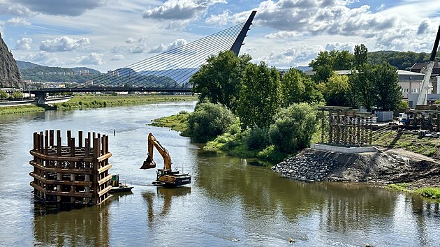 Benev most v st nad Labem ek rozshl rekonstrukce. Vedle nj u proto vznik provizorn lvka pro chodce a cyklisty. V pozad je vidt Marinsk most. (srpen 2024)