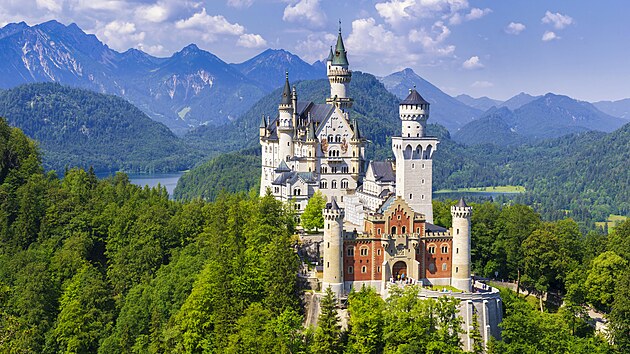 Neuschwanstein. Na stavb tohoto hradu se pouvala nejmodernj technika jako jeby pohnn parnmi motory. Zklady zpevuje cement, zdi jsou cihlov a obloen rznmi druhy kamene, velk okna sed v ocelovch rmech.