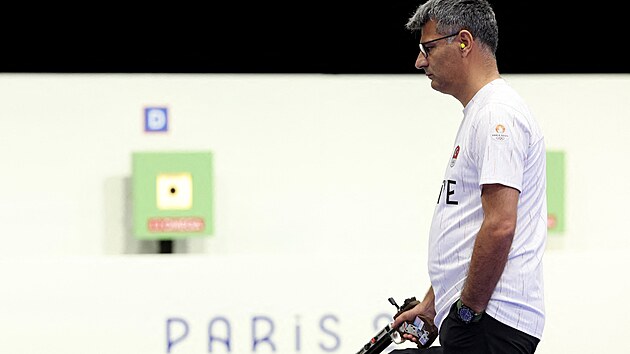Turecký sportovní st�elec Yusuf Dikec p�i�el na st�elbu  s dioptrickými...