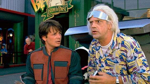 Michael J. Fox a Christopher Lloyd v legend�rn� komedii N�vrat do budoucnosti (trilogie z let 1985�1990)
