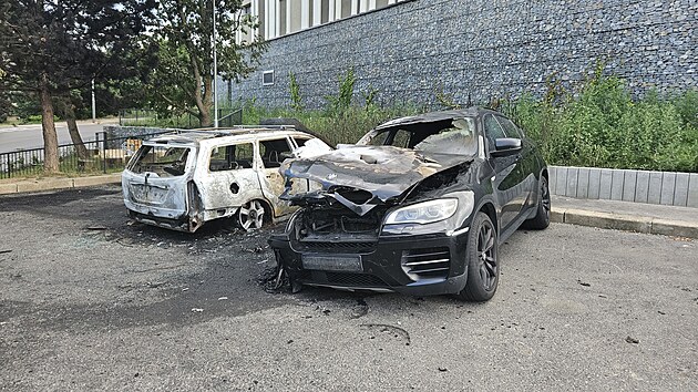 Na praskch Stodlkch hoelo auto, od nho vzpllo i druh. (3. srpna 2024)